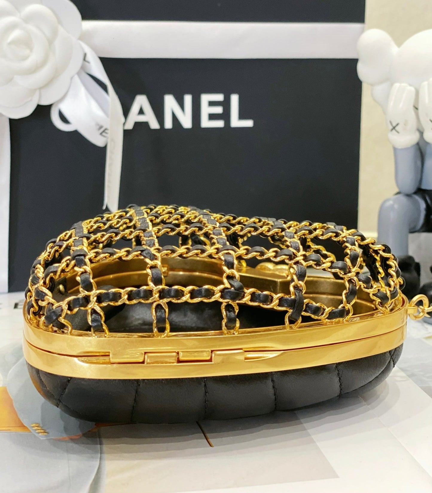 Heart-shaped clutch
