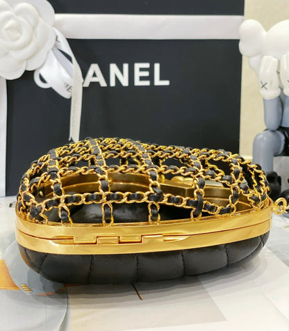 Heart-shaped clutch