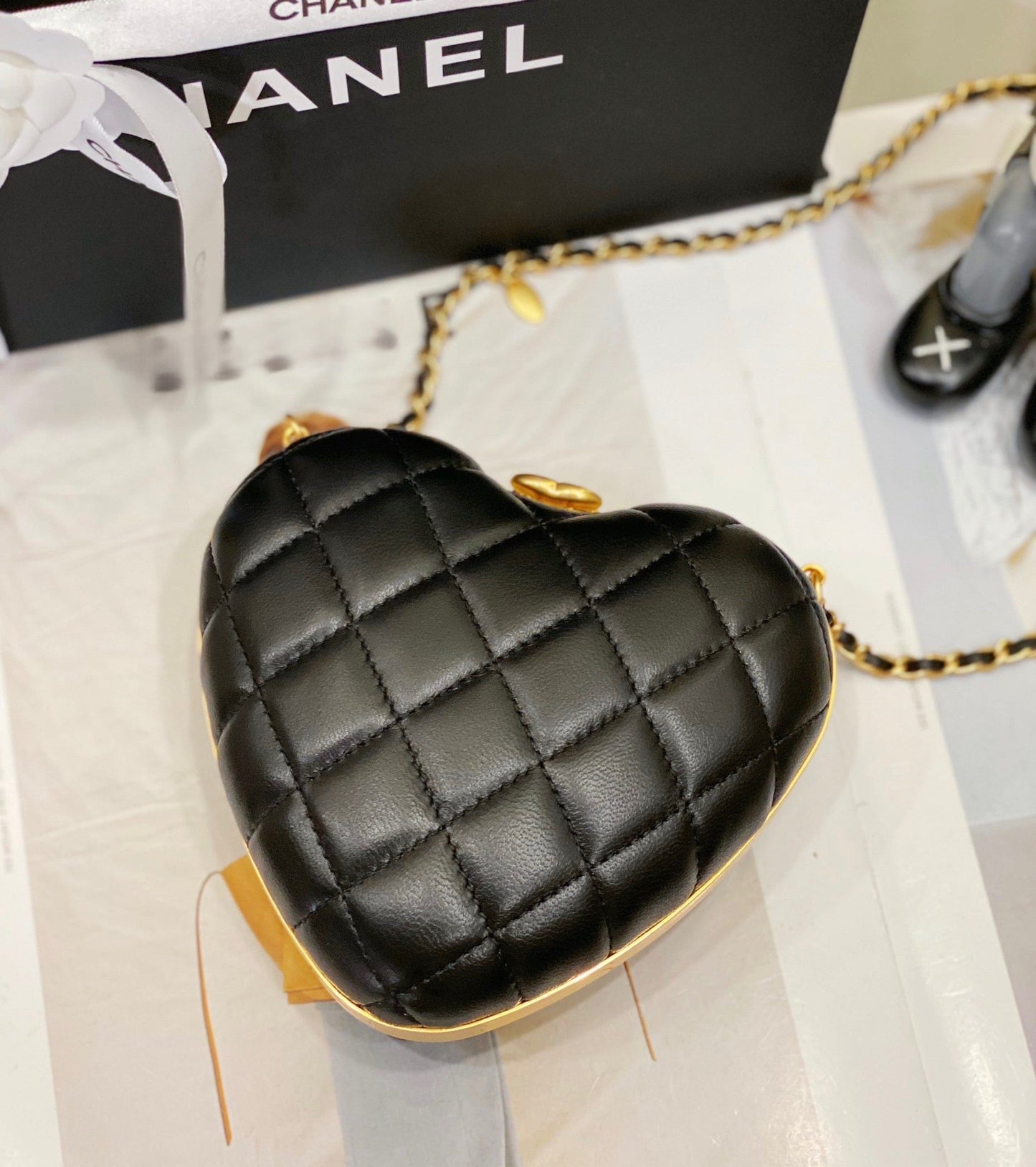 Heart-shaped clutch