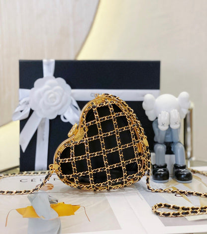 Heart-shaped clutch