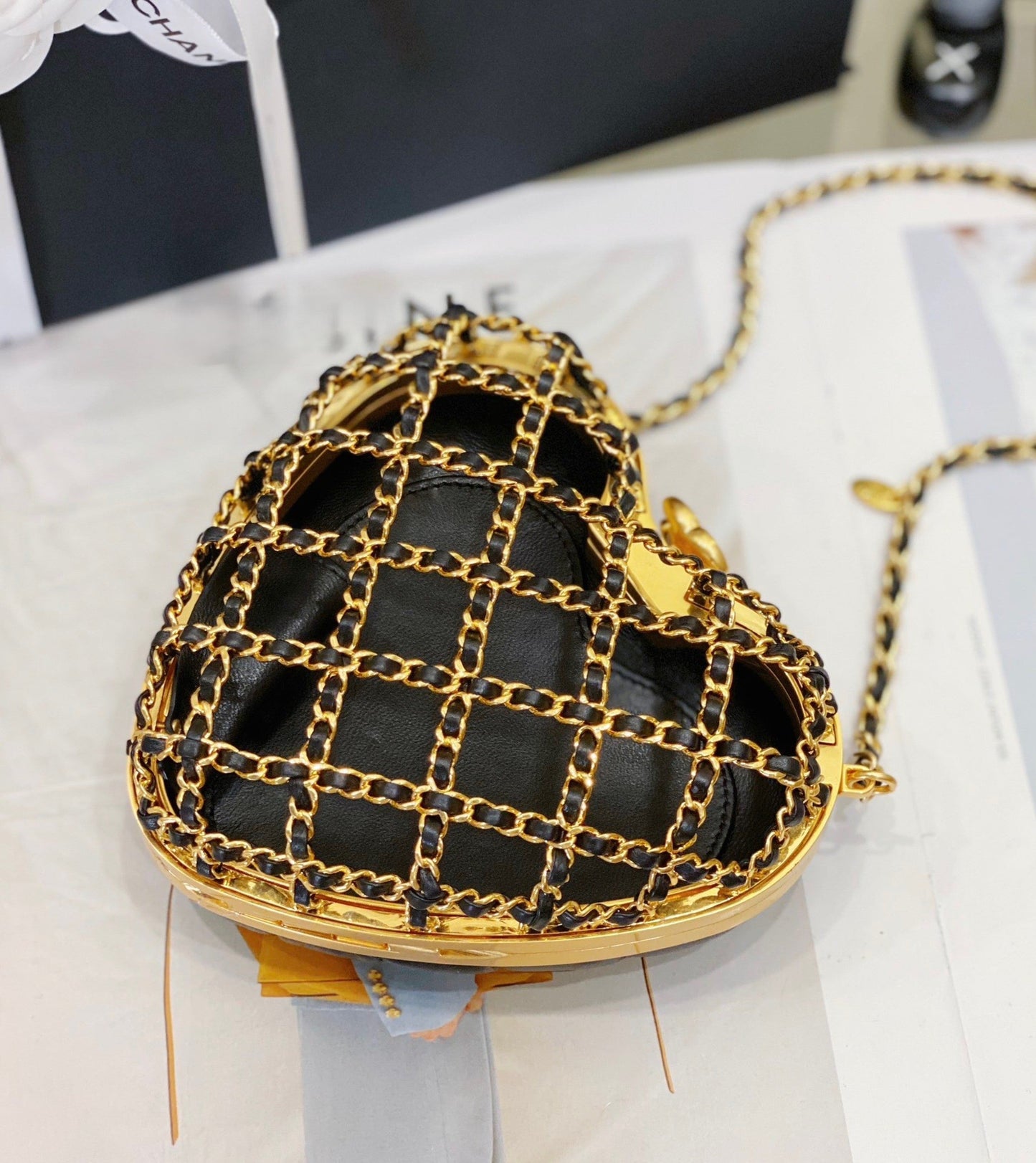 Heart-shaped clutch
