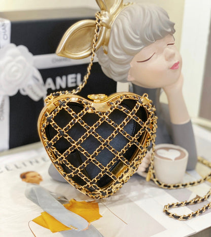 Heart-shaped clutch